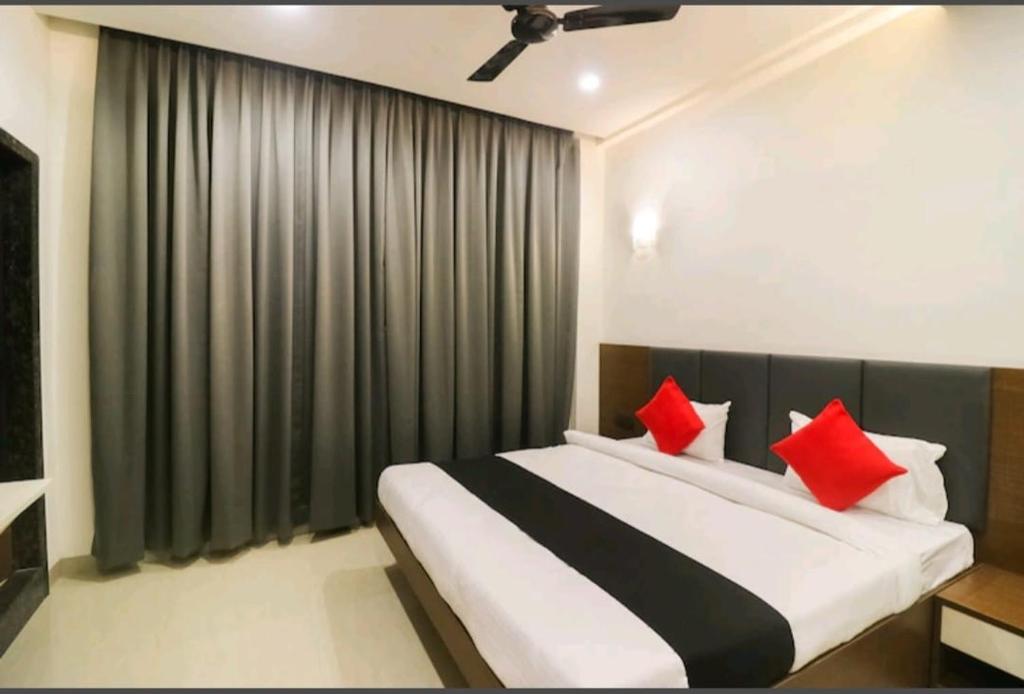 Postel nebo postele na pokoji v ubytování Hotel Nikhil Regency