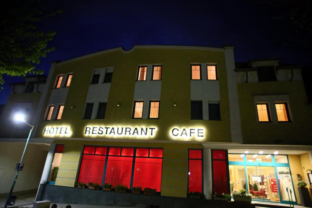 un edificio con un restaurante cafetería por la noche en Stadthotel Pinkafeld, en Pinkafeld