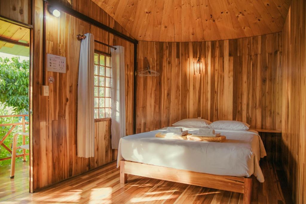 Giường trong phòng chung tại Phu Quoc Valley Sen Bungalow