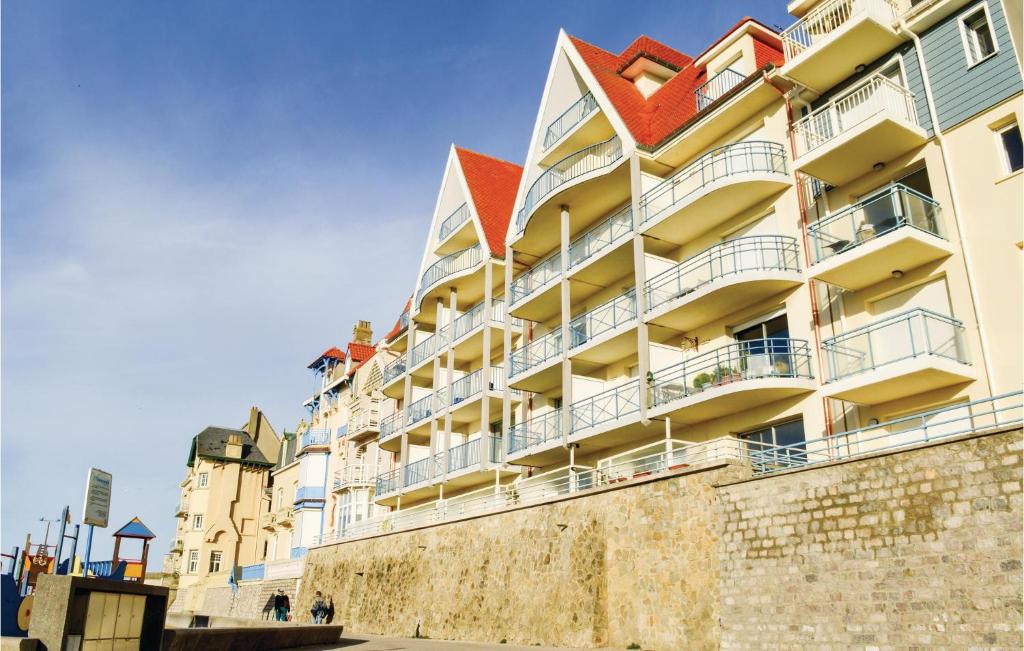 ヴィムルーにあるGorgeous Apartment In Wimereux With House Sea Viewの壁面バルコニー付きの建物