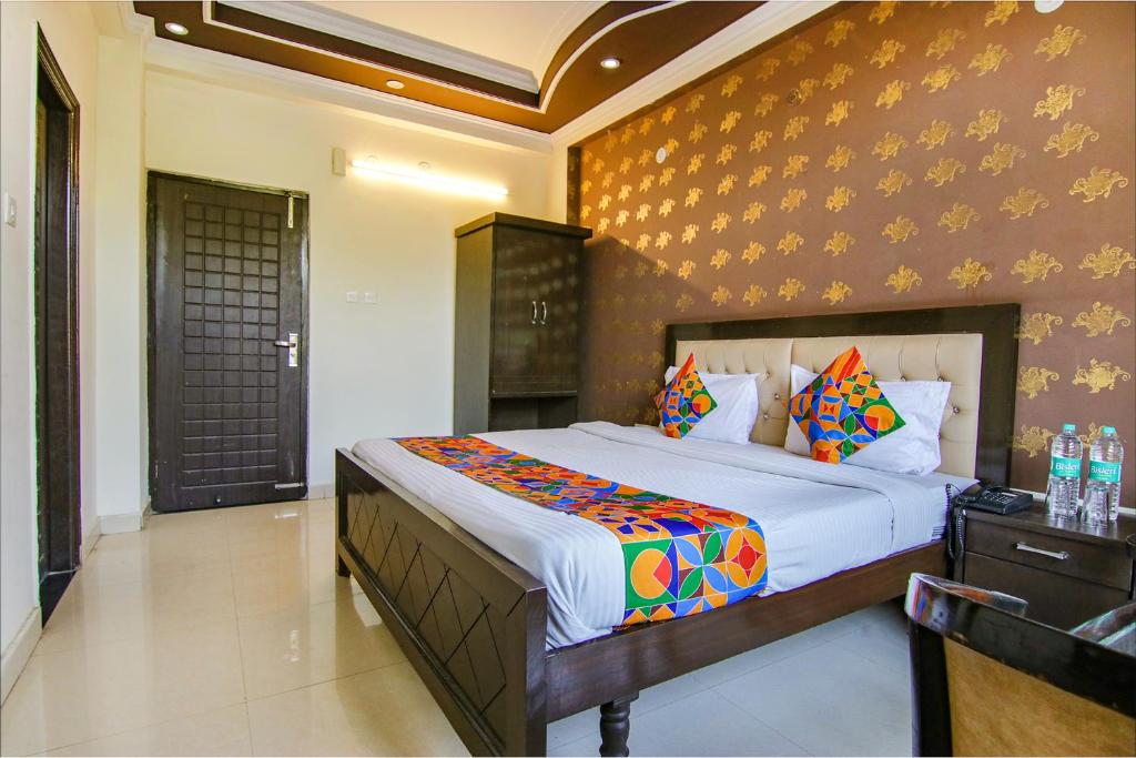 um quarto com uma cama grande num quarto em FabHotel City Palace em Dehradun