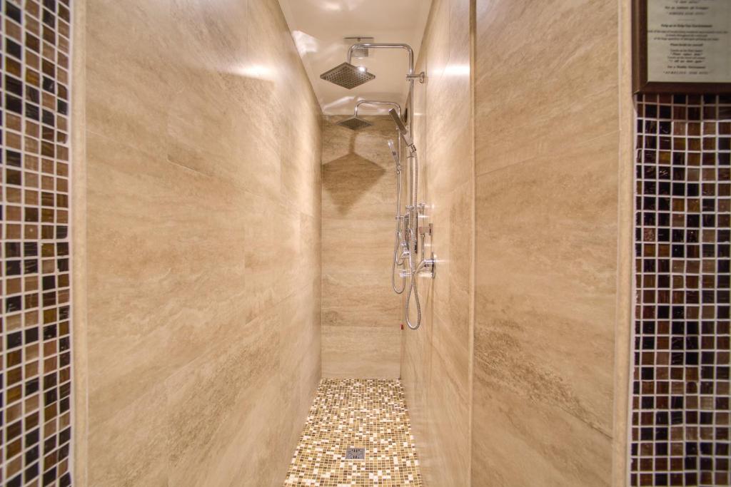 A bathroom at Aurelius Art Gallery Hotel