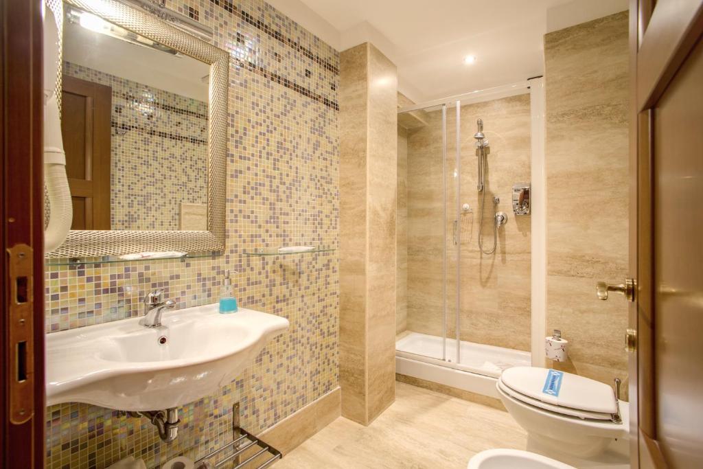 A bathroom at Aurelius Art Gallery Hotel