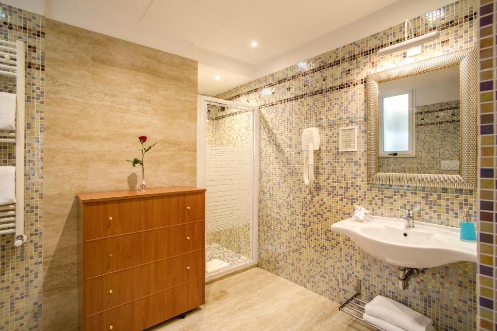 A bathroom at Aurelius Art Gallery Hotel