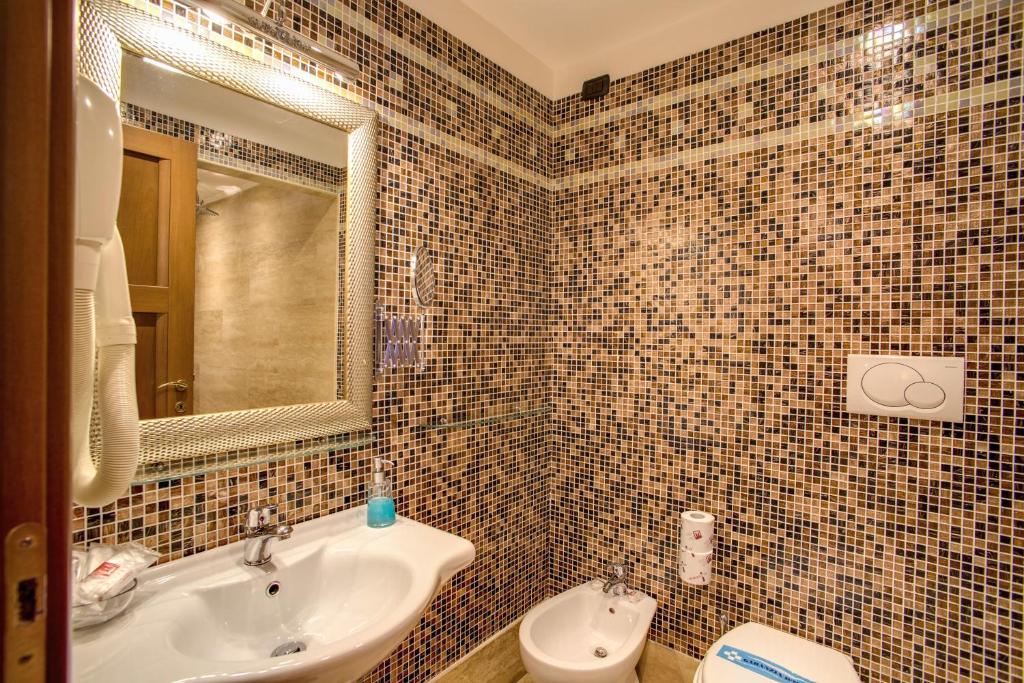 A bathroom at Aurelius Art Gallery Hotel