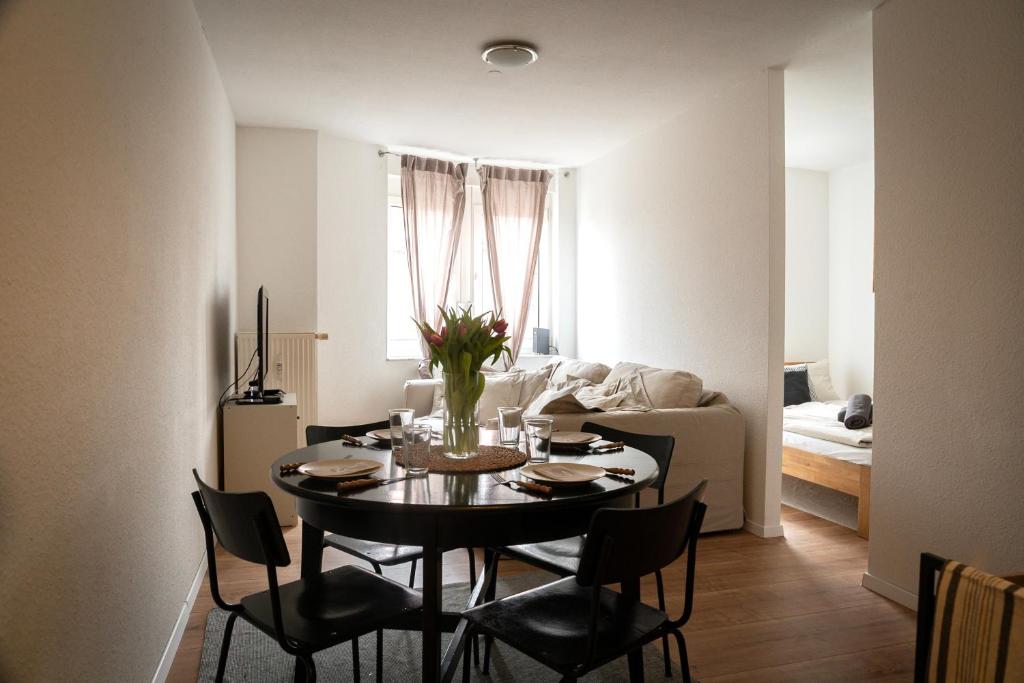 Postel nebo postele na pokoji v ubytování japandi für 2 I nahe Mannheim, Schwetzingen