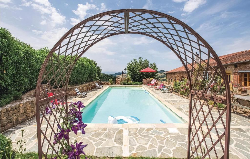 een boog boven een zwembad in een tuin bij Nice Home In Thizy-les-bourgs With 5 Bedrooms, Wifi And Private Swimming Pool in Mardore