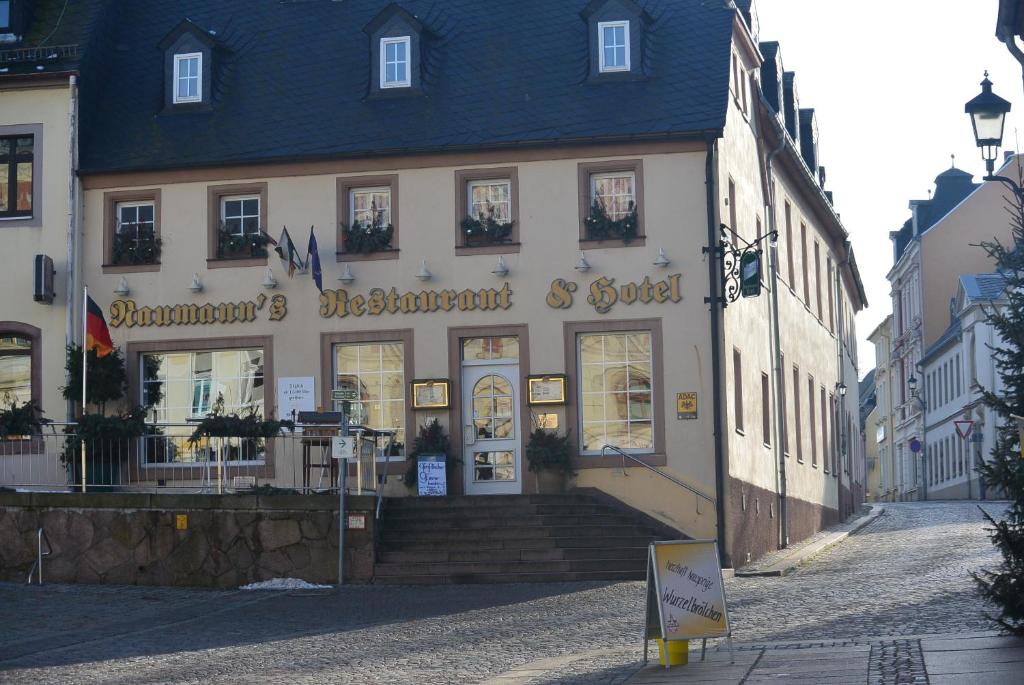 um edifício com uma placa na frente dele em Naumann`s Hotel & Restaurant em Burgstaedt