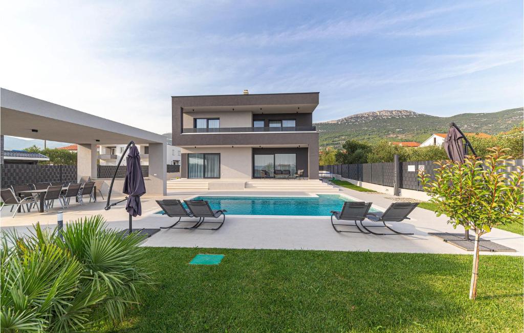 Bazén v ubytovaní 4 Bedroom Stunning Home In Kastel Stari alebo v jeho blízkosti