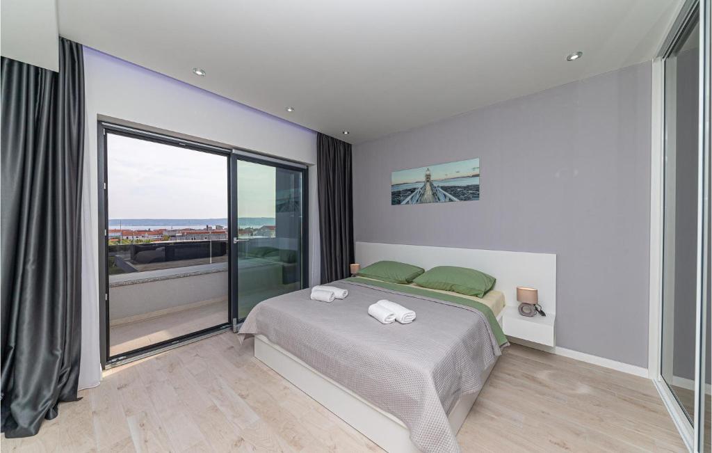 Posteľ alebo postele v izbe v ubytovaní 4 Bedroom Stunning Home In Kastel Stari