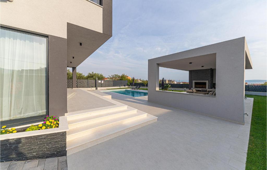 Bazén v ubytovaní 4 Bedroom Stunning Home In Kastel Stari alebo v jeho blízkosti