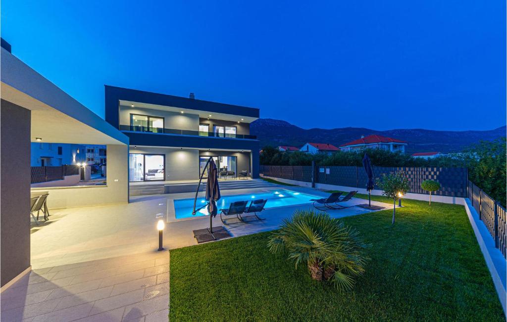 Bazén v ubytovaní 4 Bedroom Stunning Home In Kastel Stari alebo v jeho blízkosti