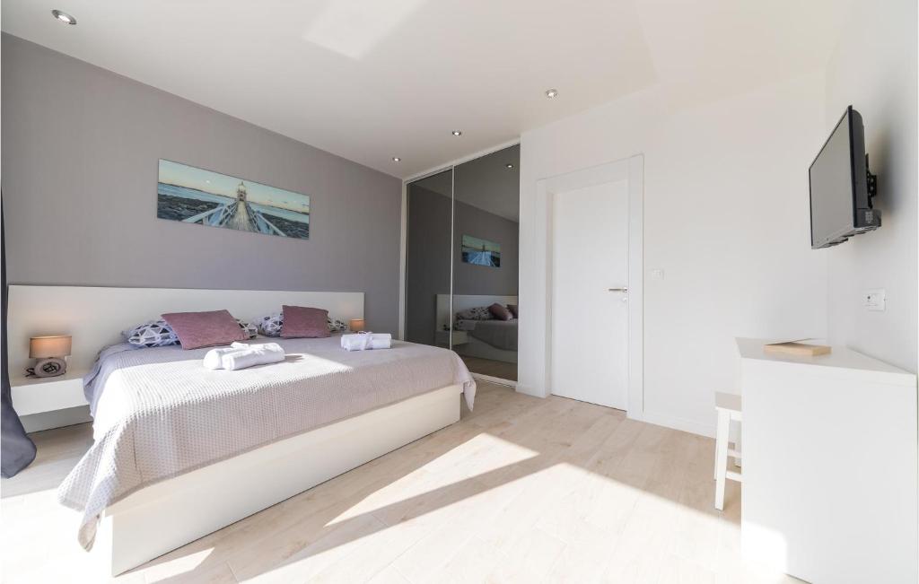Posteľ alebo postele v izbe v ubytovaní 4 Bedroom Stunning Home In Kastel Stari