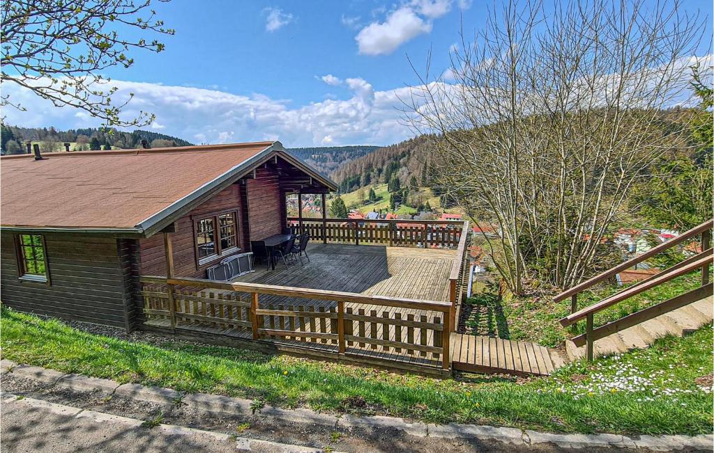 a house with a wooden fence and a deck at Stunning Home In Masserberg Ot Fehrenba With Wifi And 2 Bedrooms in Fehrenbach