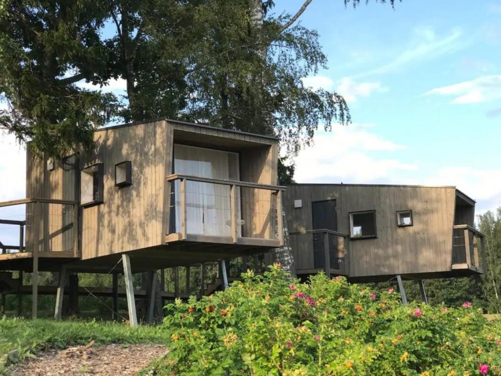 una casa sostenible en un tronco de árbol en Mornamaa puumaja Pesä 1 