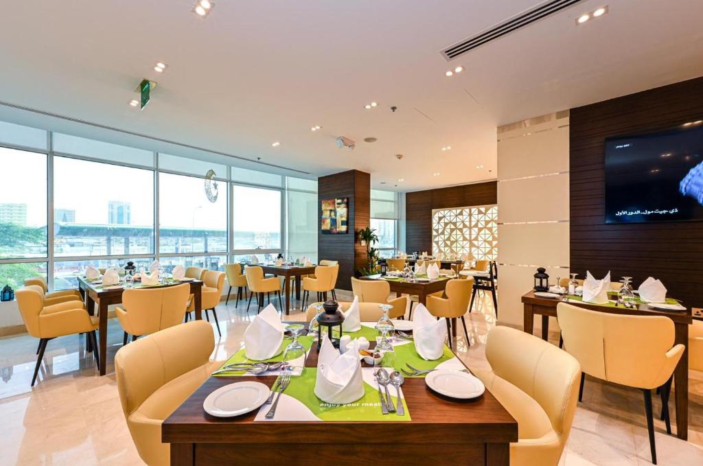 Restoran või mõni muu söögikoht majutusasutuses Ramada Encore Doha by Wyndham