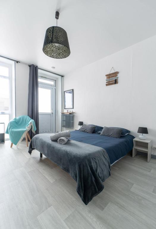 a bedroom with a bed with a blue blanket at Le Venise - appartement design - centre ville - parcs in Vichy