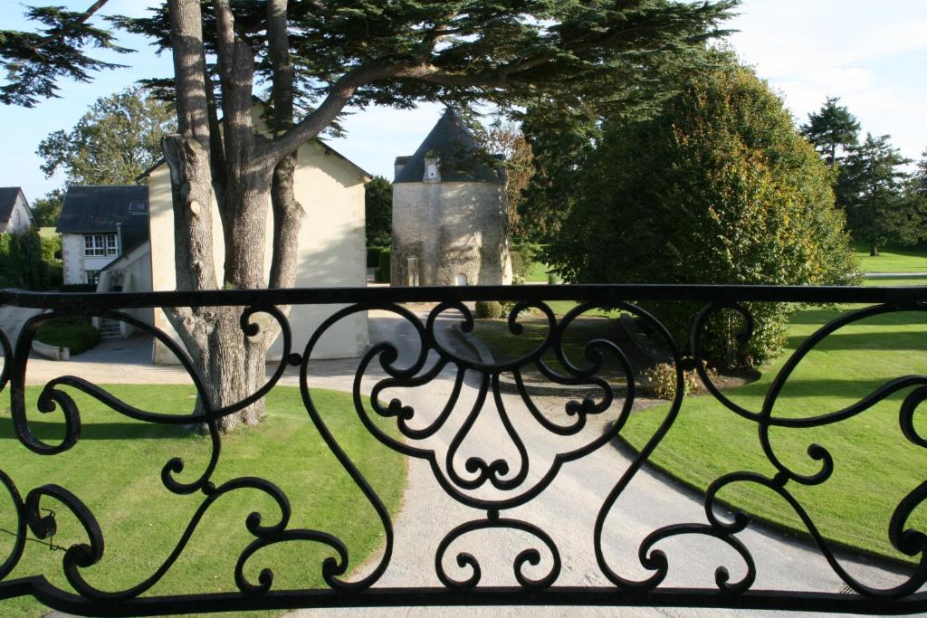 Zahrada ubytování Grand Hôtel "Château de Sully" - Piscine & Spa -Teritoria
