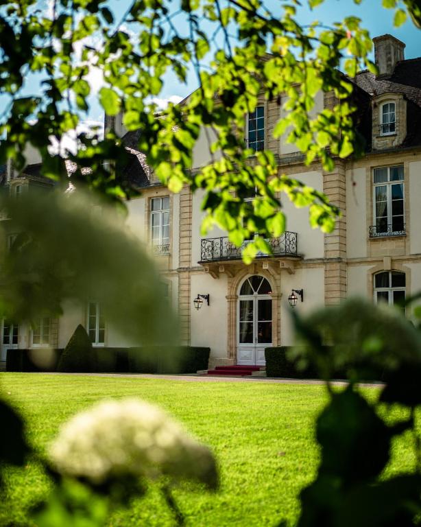 Zahrada ubytování Grand Hôtel "Château de Sully" - Piscine & Spa -Teritoria