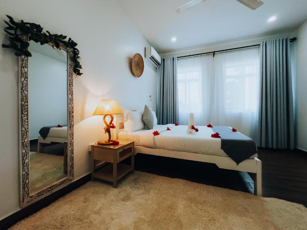 een slaapkamer met een bed en een spiegel bij BT Private Villas with Swimming Pool in Mkunguni
