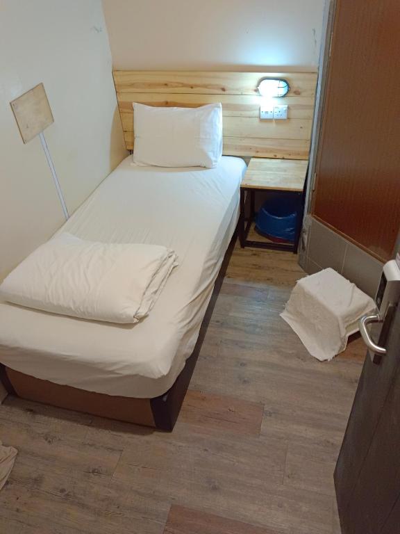 En eller flere senger på et rom på Myera Hotel
