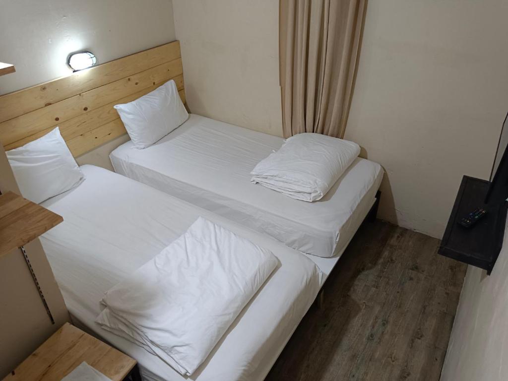En eller flere senger på et rom på Myera Hotel