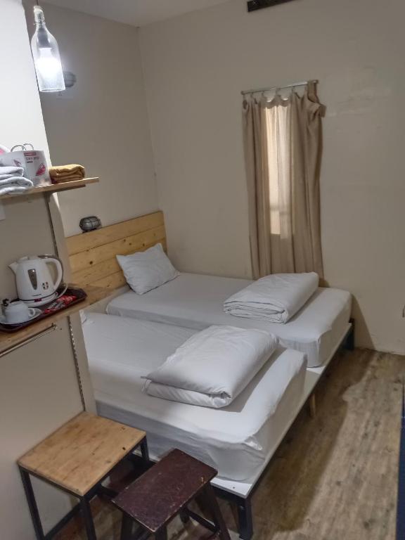 En eller flere senger på et rom på Myera Hotel