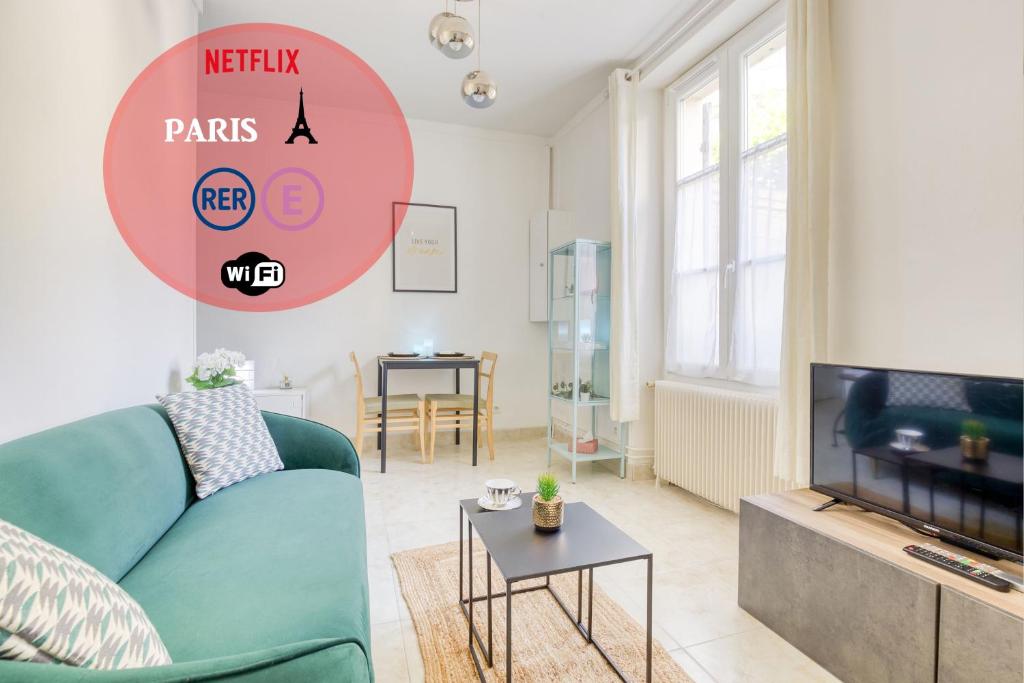 a living room with a blue couch and a tv at Joli Appartement 20 minutes Paris, Orly, CDG, Disney, Wi-Fi & Netflix in Le Perreux-Sur-Marne