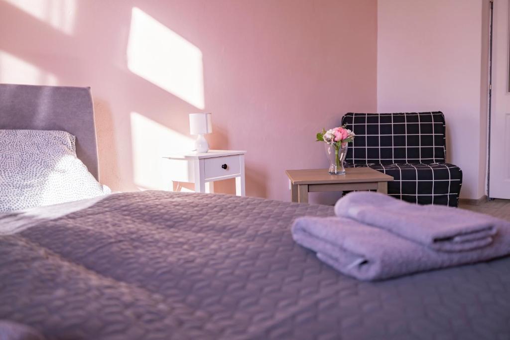 Postel nebo postele na pokoji v ubytování Ubytování v soukromí v Oáze klidu v Jindřichově Hradci