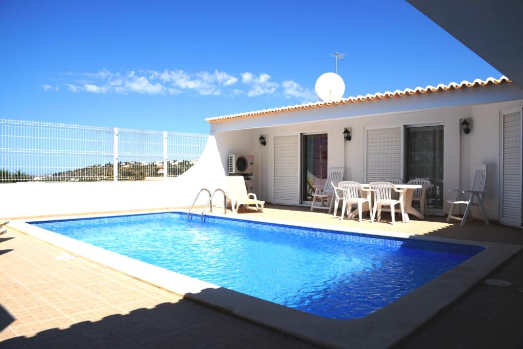 een villa met een zwembad voor een huis bij Villa Prestige Five Sea View Marina By TatiHomes in Albufeira