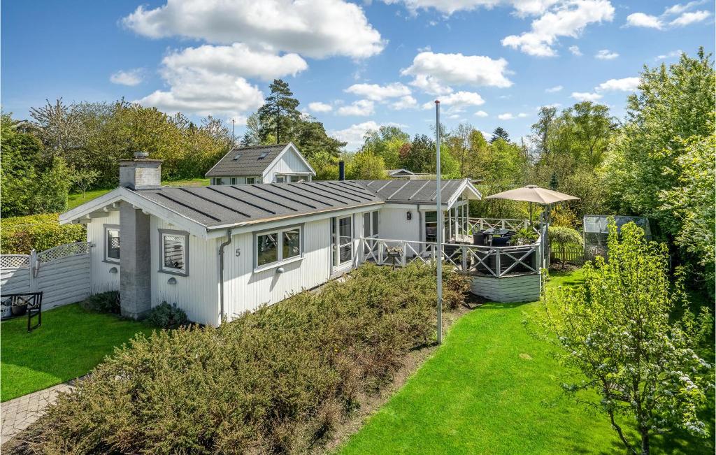 uma casa branca com um jardim em frente em Cozy Home In Jgerspris With Wifi em Jægerspris