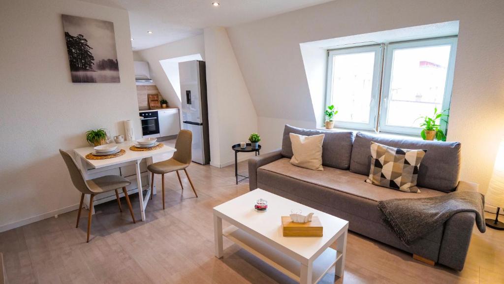 een woonkamer met een bank en een tafel bij # Le 4 # Très beau appartement T3 Neuf, tout confort, Mulhouse centre ville in Mulhouse