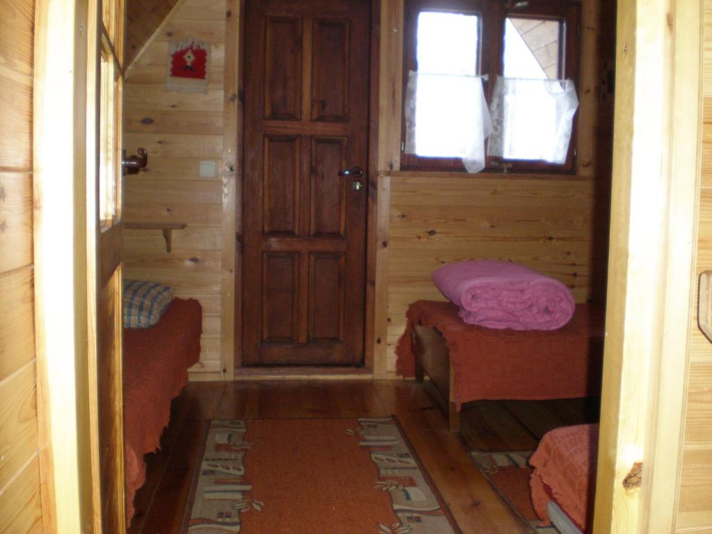アウグストゥフにあるDomek Letniskowy Nad Jezioremの小さな部屋で、ドアと窓が付いています。