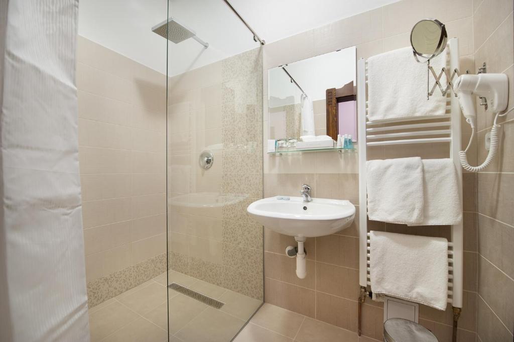 Koupelna v ubytování Brioni Suites