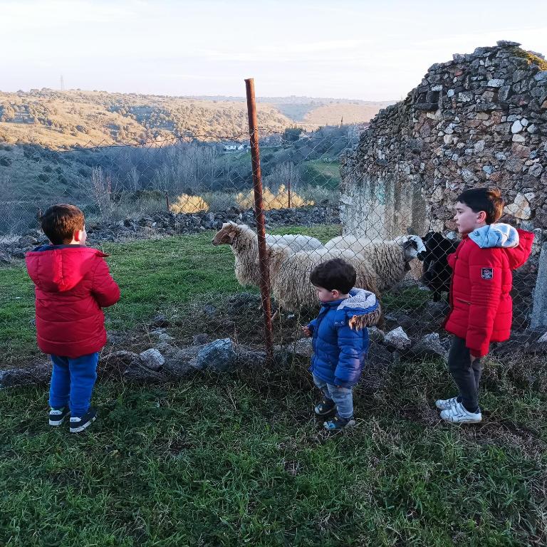 Děti v ubytování La Casita de Cabanillas. Cabanillas de la Sierra.
