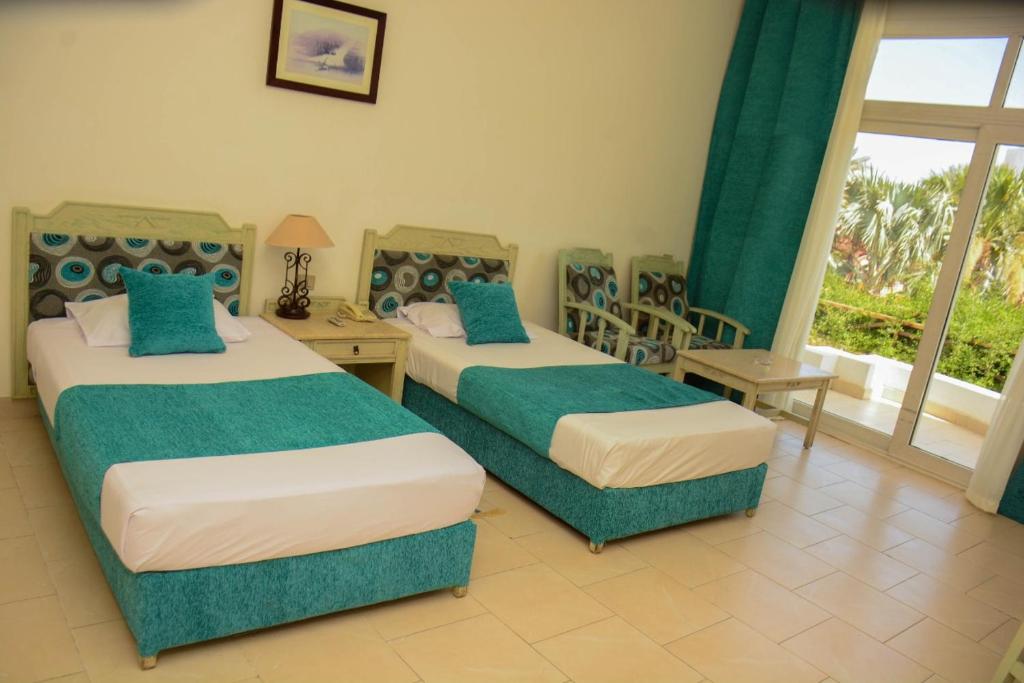 Ліжко або ліжка в номері Queen Sharm Italian Club