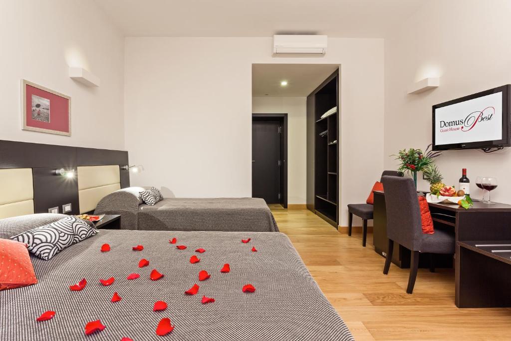 A bed or beds in a room at Domus Best Guest House