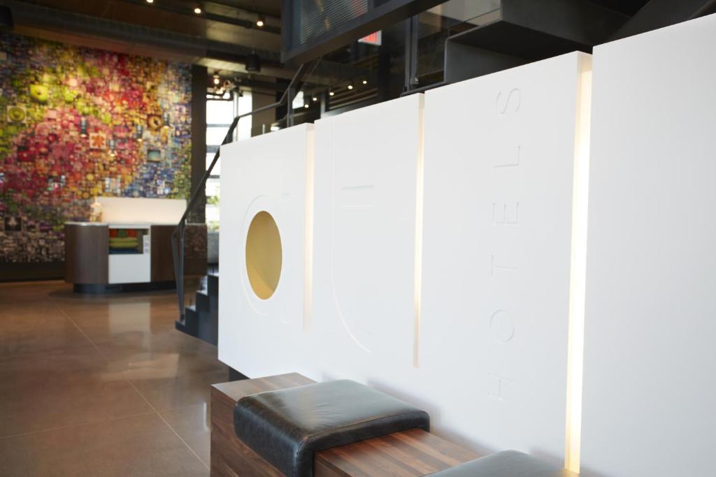 Posezení v ubytování Alt Hotel Toronto Airport
