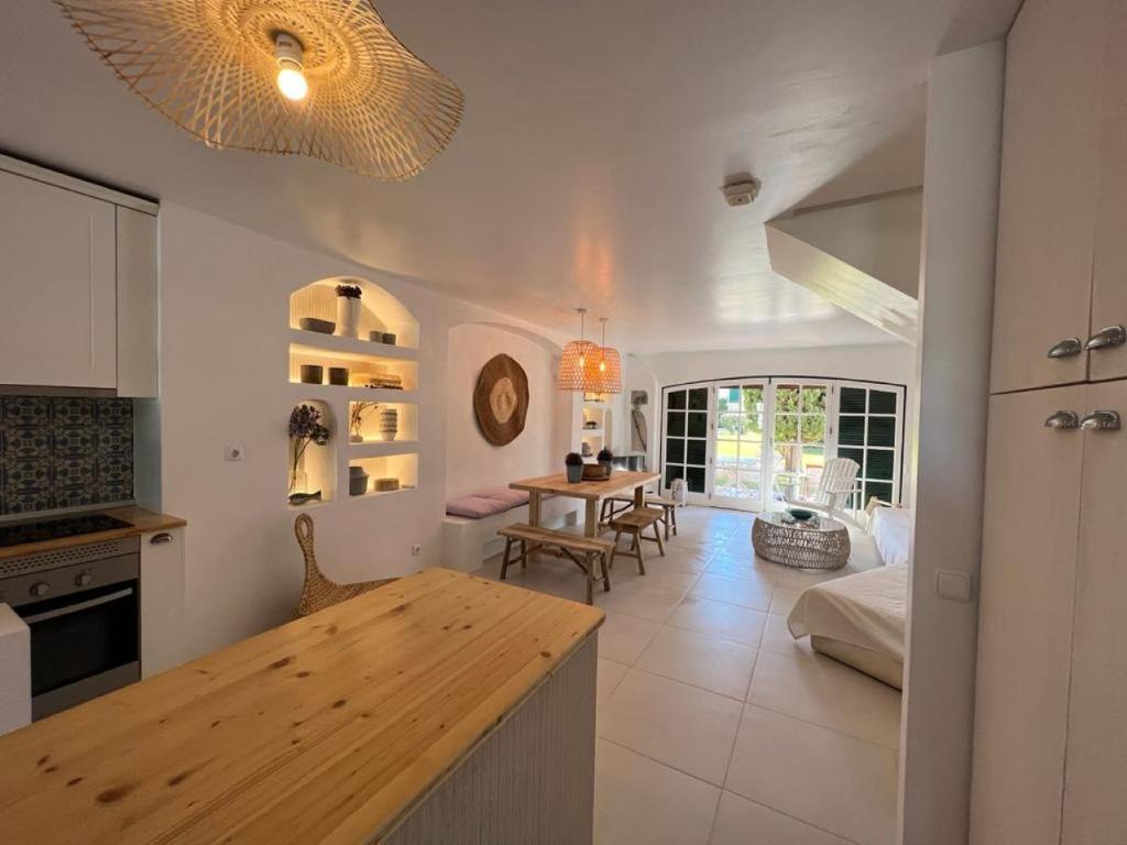 uma cozinha e sala de estar com mesa e cadeiras em T3 Townhouse Old Village Vilamoura em Vilamoura