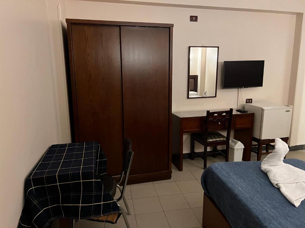 TV a/nebo společenská místnost v ubytování Anglo Hotel