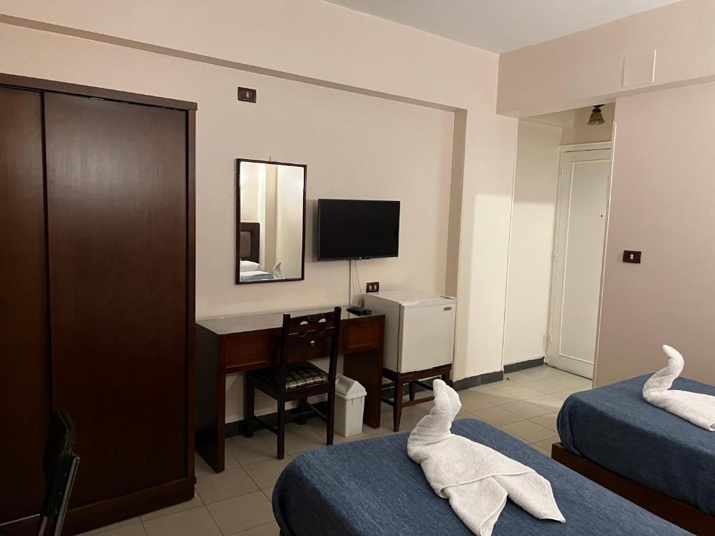 TV a/nebo společenská místnost v ubytování Anglo Hotel