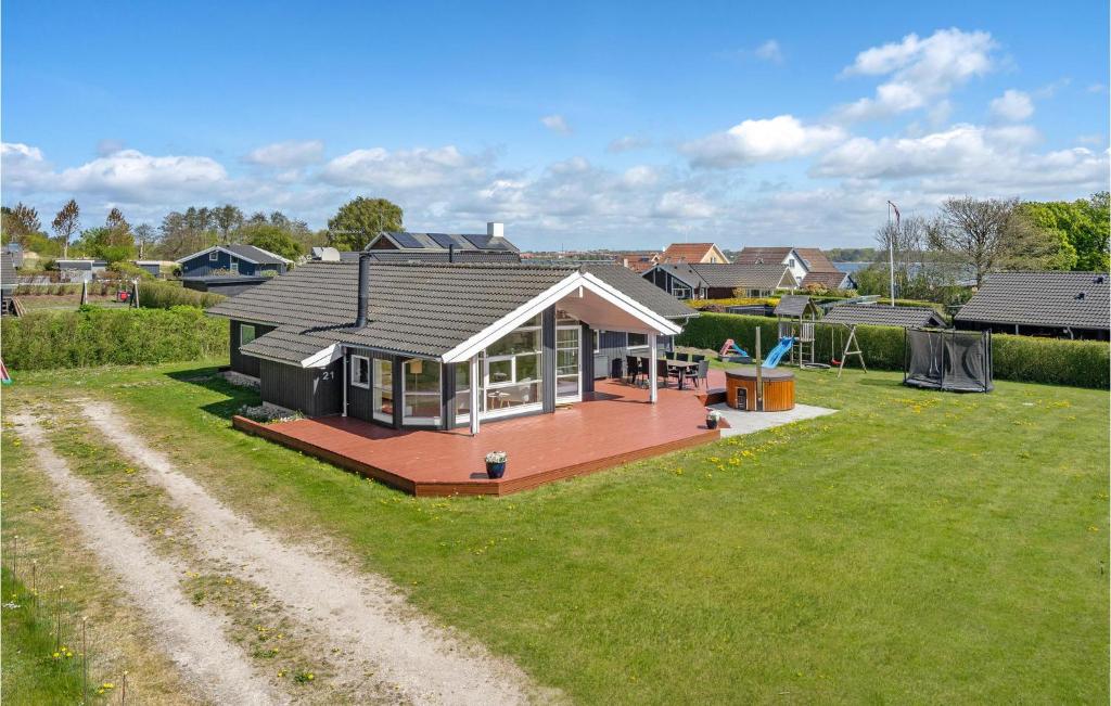 ein großes Haus mit einer großen Terrasse im Hof in der Unterkunft 3 Bedroom Lovely Home In Jgerspris in Jægerspris