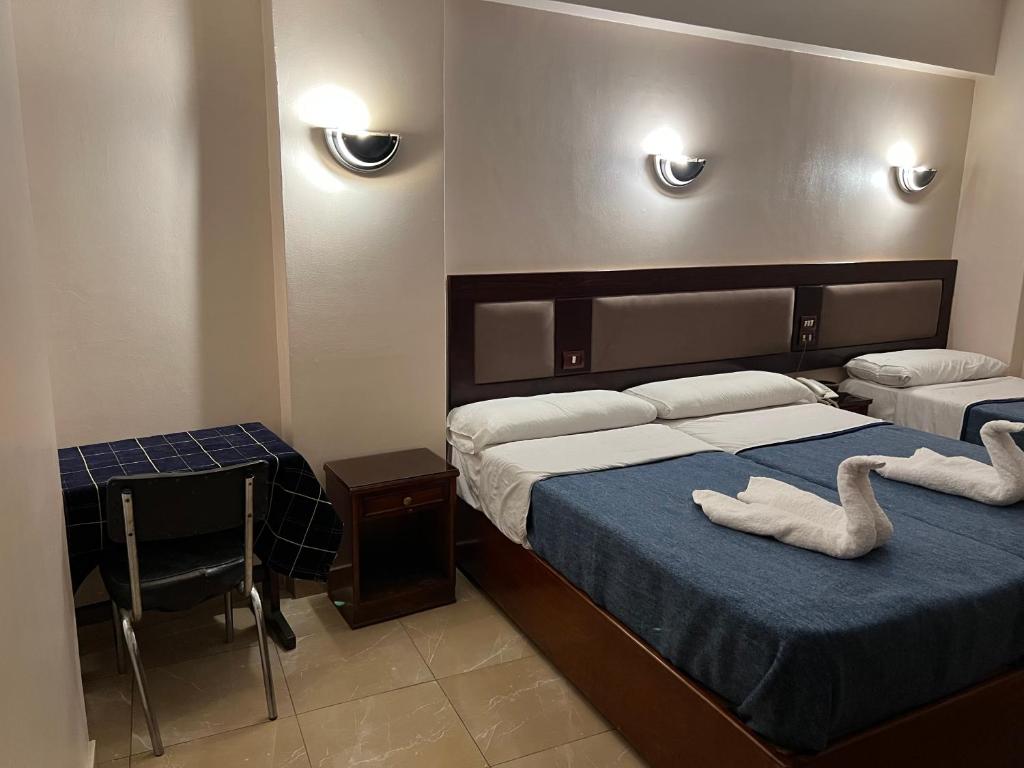 Postel nebo postele na pokoji v ubytování Anglo Hotel