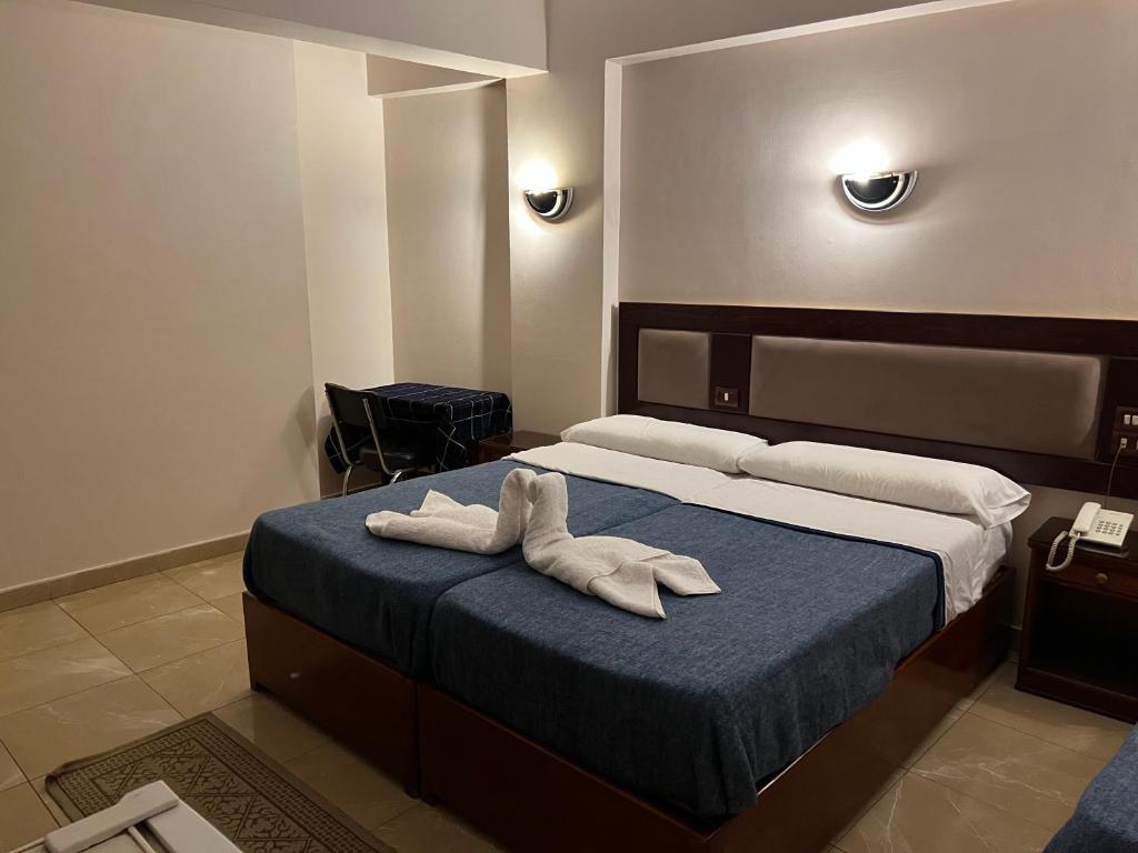 Postel nebo postele na pokoji v ubytování Anglo Hotel