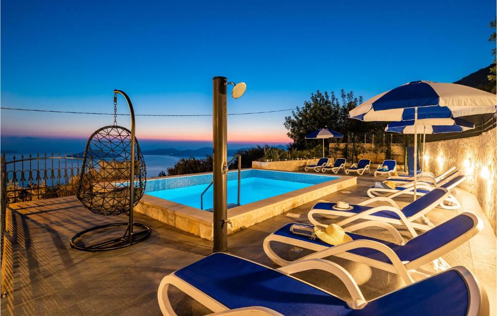 Бассейн в Beautiful Home In Brsecine With Outdoor Swimming Pool или поблизости