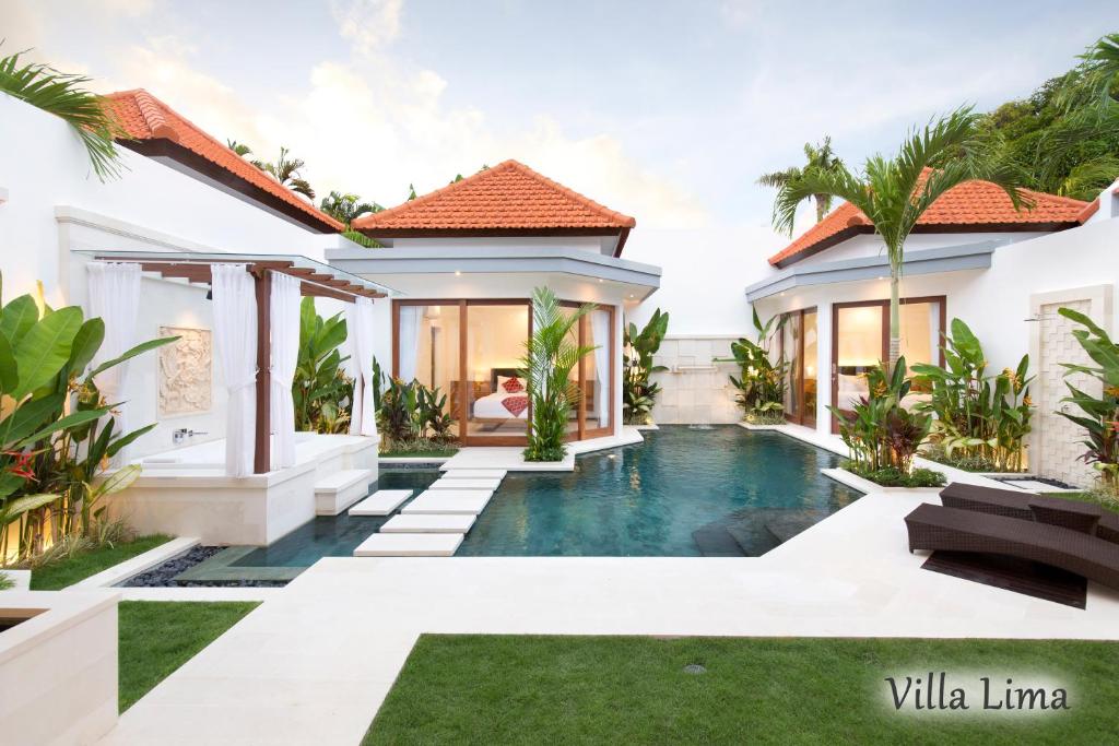 obraz willi z basenem w obiekcie Villa Mia Seminyak - Boutique Villas w mieście Seminyak