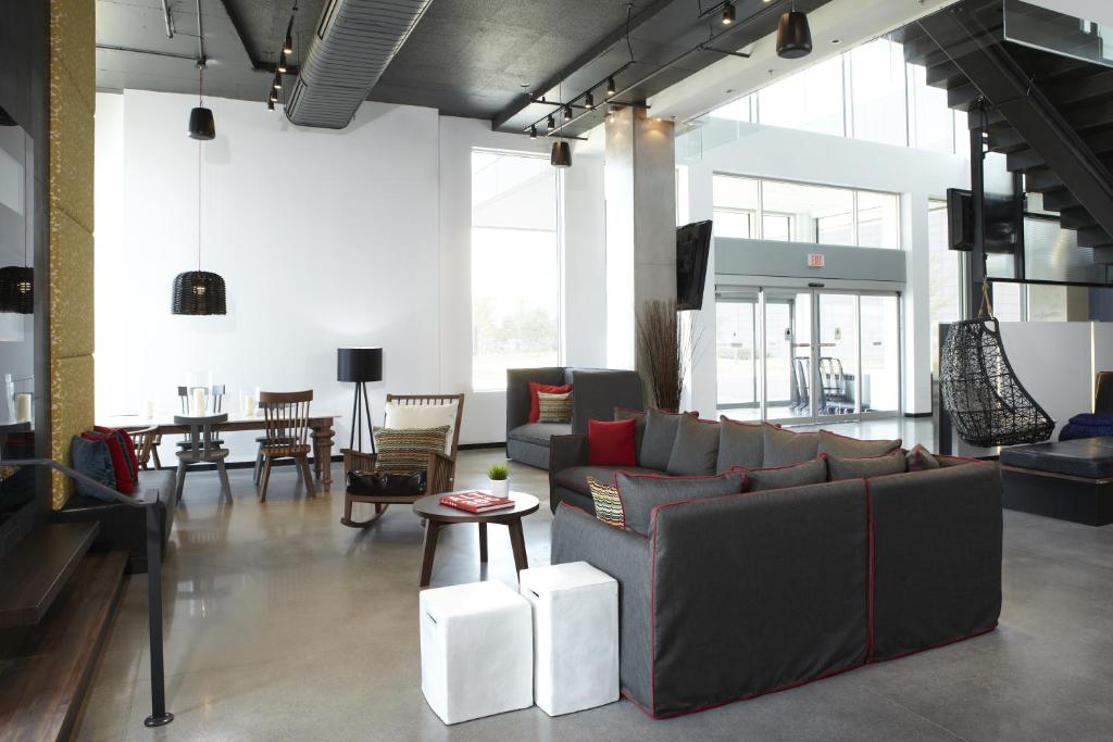 Posezení v ubytování Alt Hotel Toronto Airport