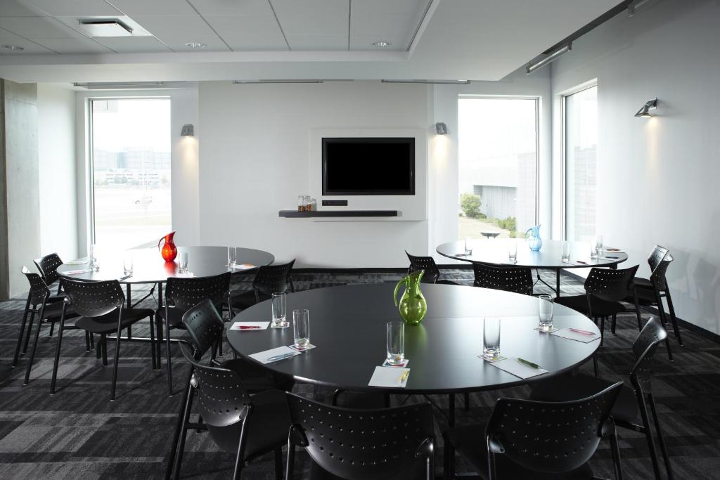 TV a/nebo společenská místnost v ubytování Alt Hotel Toronto Airport