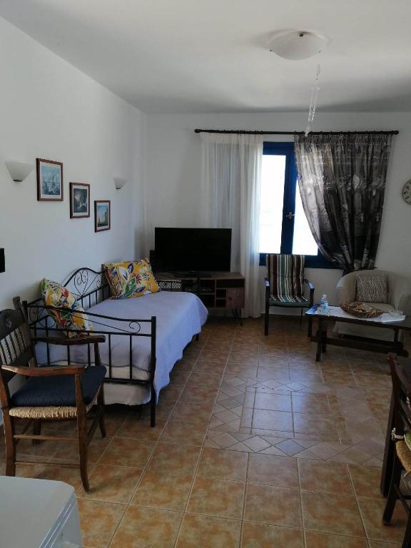 TV a/nebo společenská místnost v ubytování on the sea Despoina apartment at Mochlos Creta