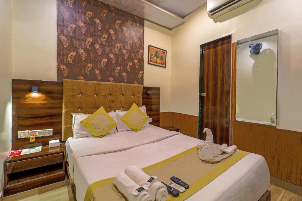 1 dormitorio con 1 cama con una pintura en la pared en HOTEL SIGNATURE INN, en Bombay